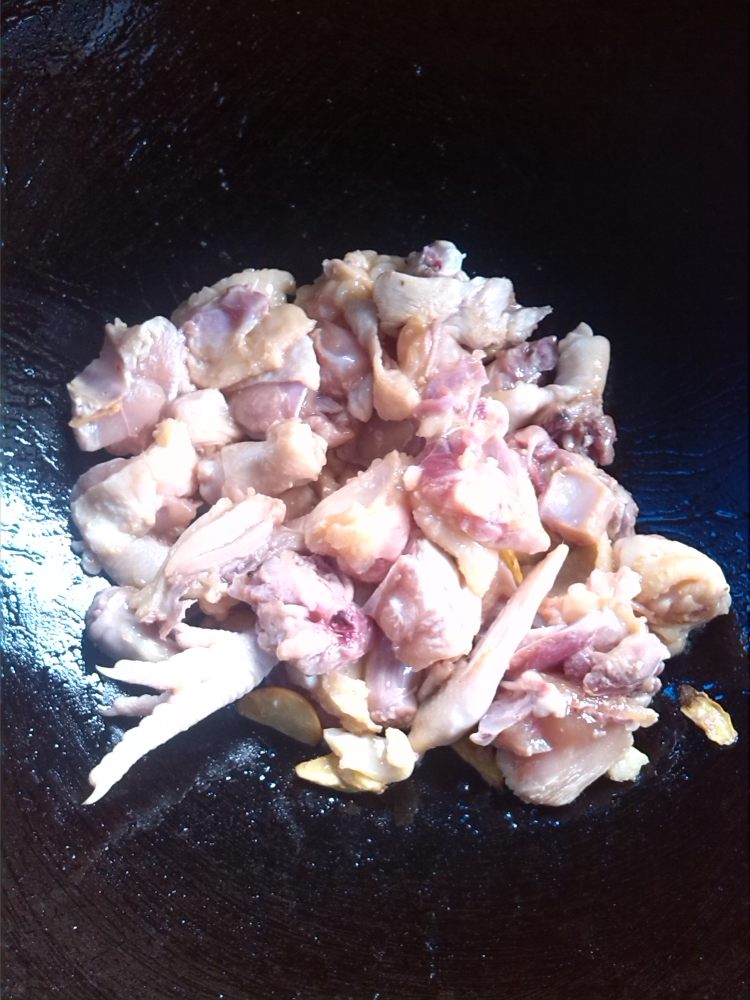 葡萄酒香叶炒鸡肉步骤6