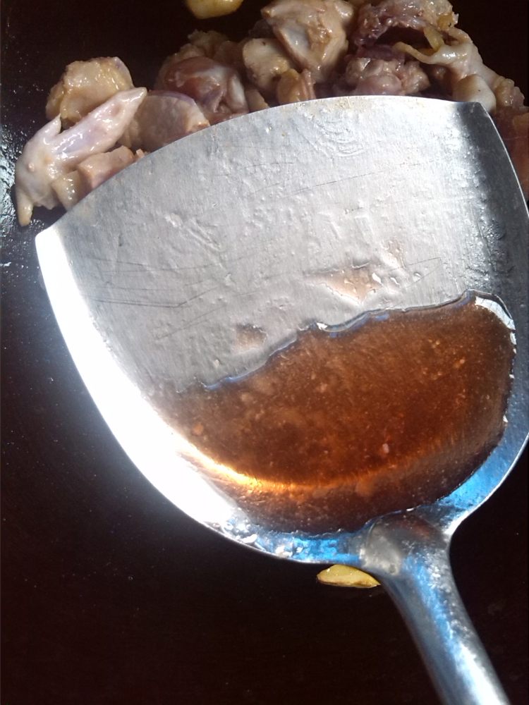 葡萄酒香叶炒鸡肉步骤7