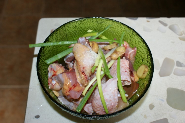 鲜菇蒸土鸡步骤2