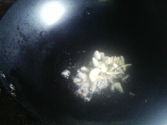 蘑菇菌炒鸡肉步骤7