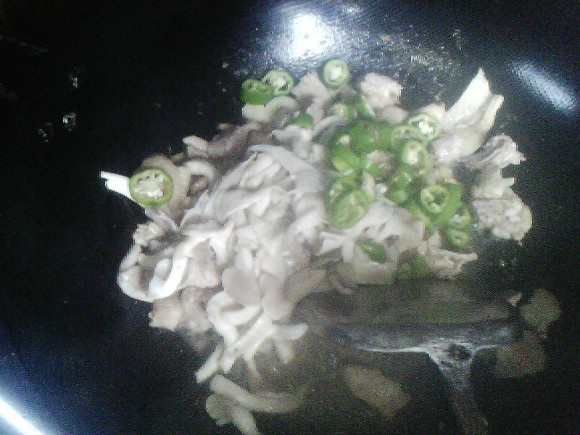 蘑菇菌炒鸡肉步骤10
