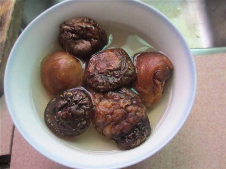 香菇子姜焖鸡步骤3