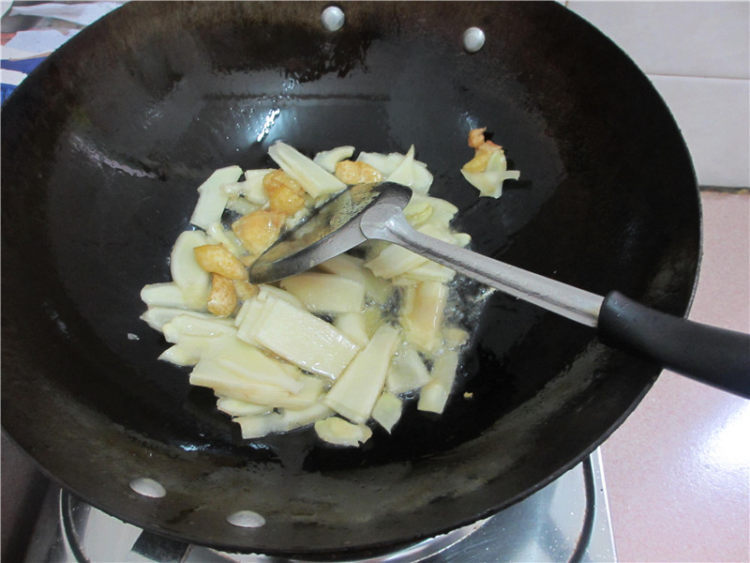 香菇子姜焖鸡步骤4