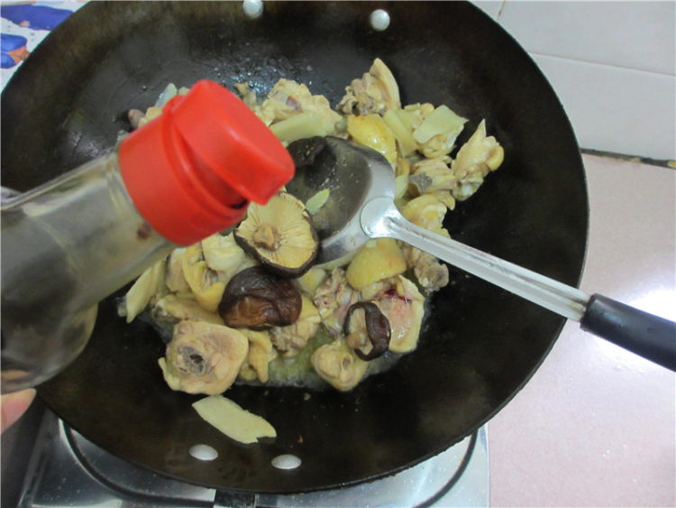 香菇子姜焖鸡步骤8