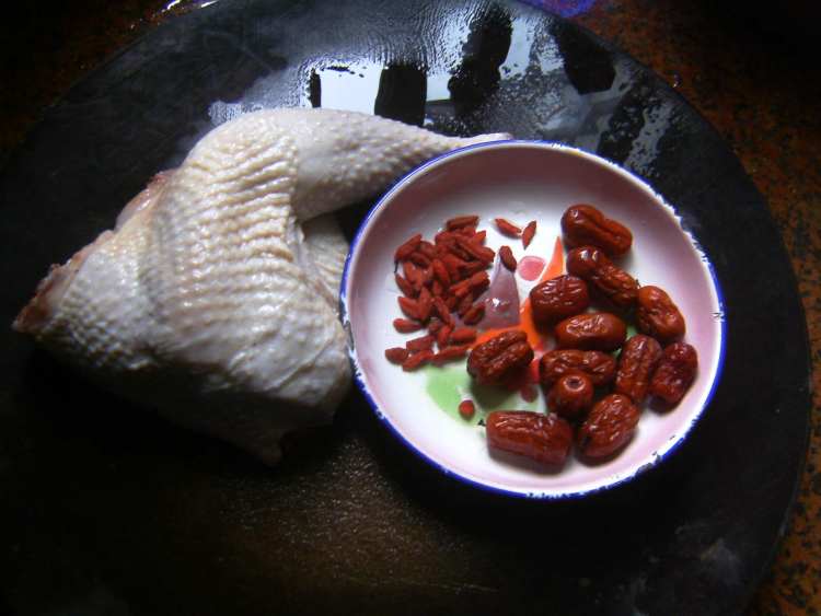 红枣蒸鸡肉步骤1