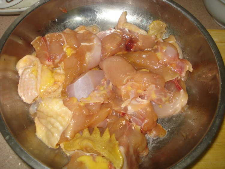 鸡肉炒西兰花步骤1