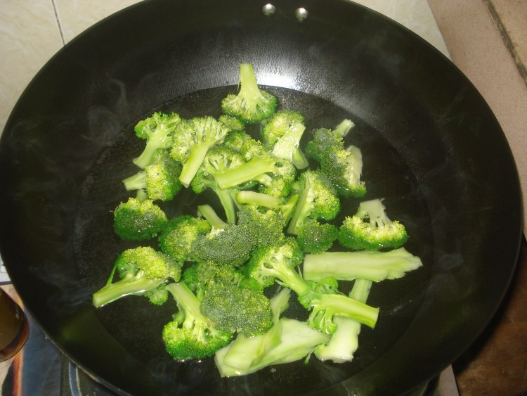 鸡肉炒西兰花步骤2