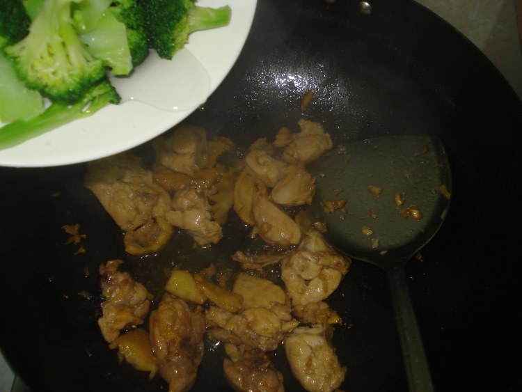 鸡肉炒西兰花步骤6