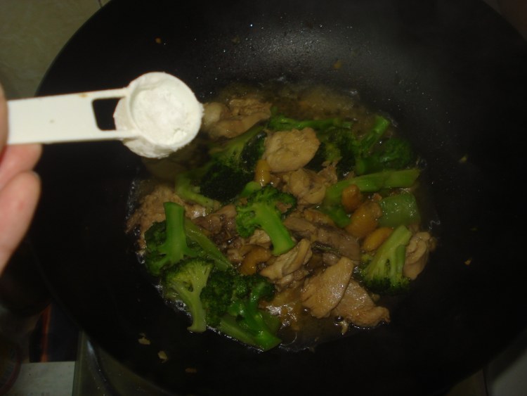 鸡肉炒西兰花步骤8