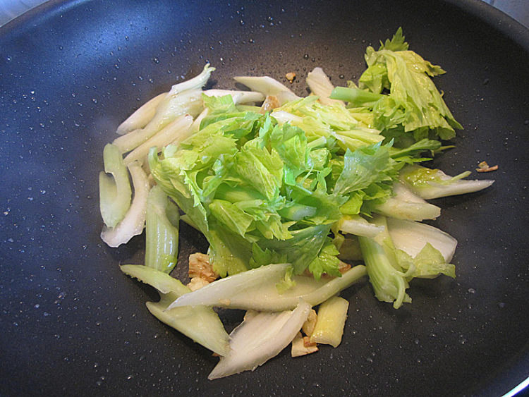 芹菜炒鸡柳步骤8