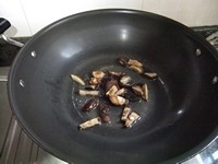 冬菇焖鸡肉步骤4