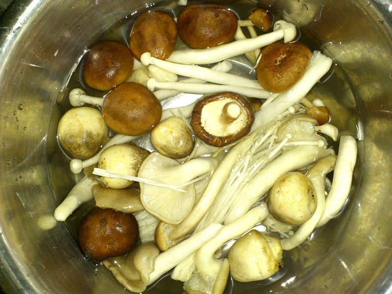 什锦蘑菇肉丸汤河粉步骤1