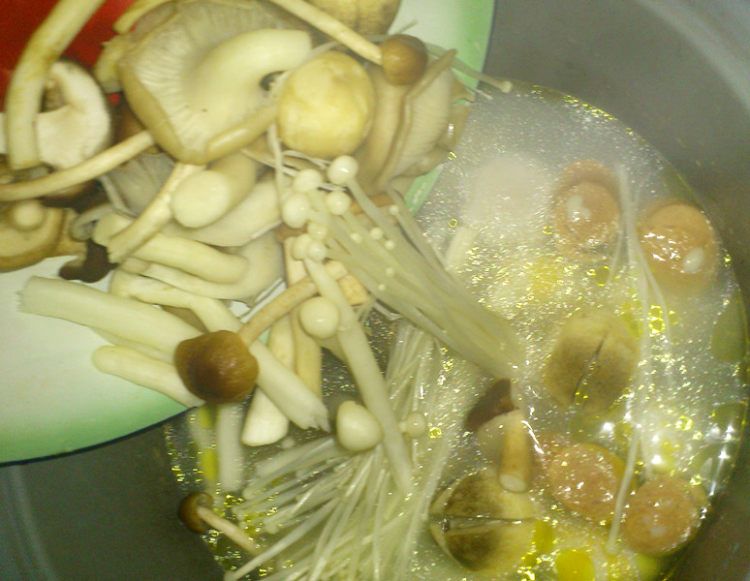 什锦蘑菇肉丸汤河粉步骤5