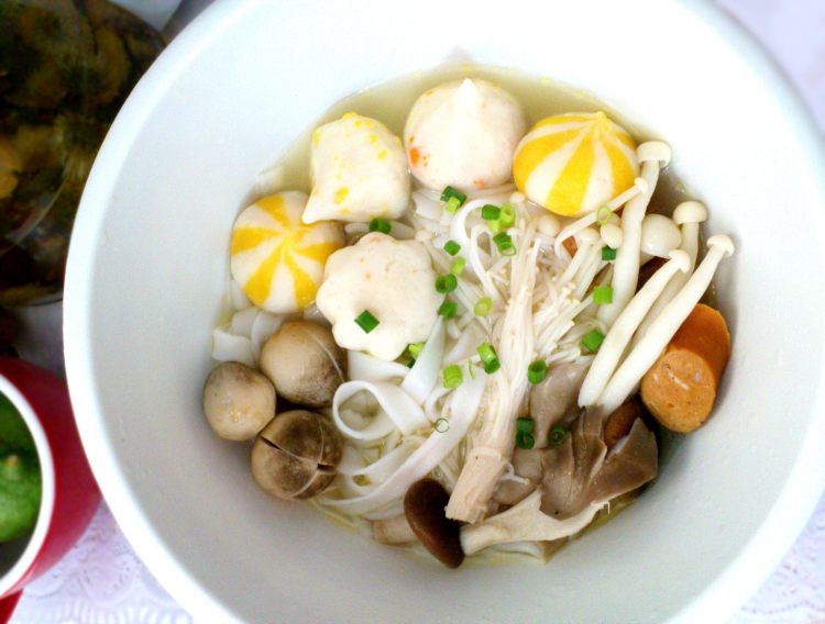什锦蘑菇肉丸汤河粉步骤9
