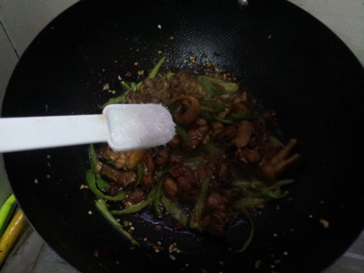 青椒炒鸡块步骤8