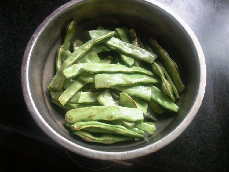 土豆鸡块炖豆角步骤4