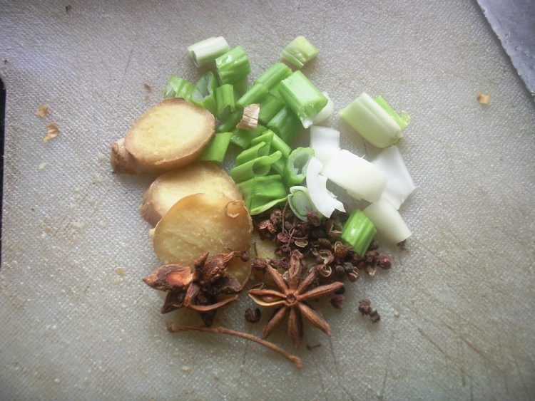 土豆鸡块炖豆角步骤6
