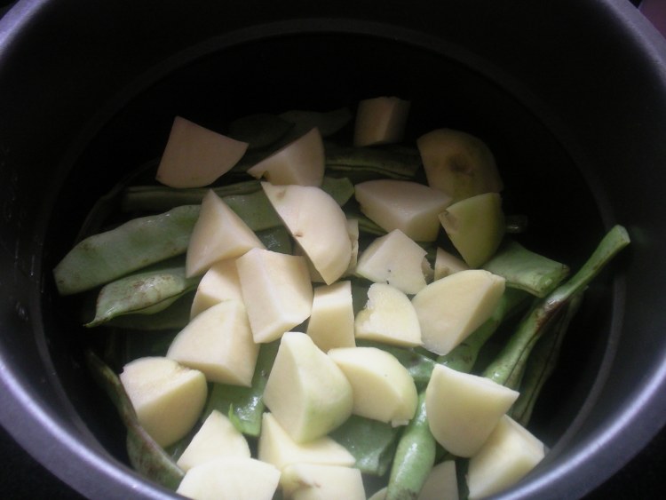 土豆鸡块炖豆角步骤16