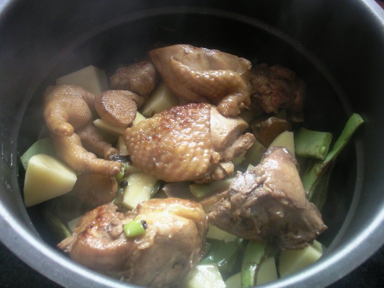 土豆鸡块炖豆角步骤17