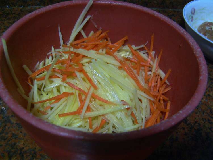 胡萝卜土豆鸡腿饼步骤2
