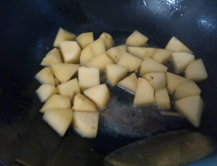 土豆焖鸡块步骤5