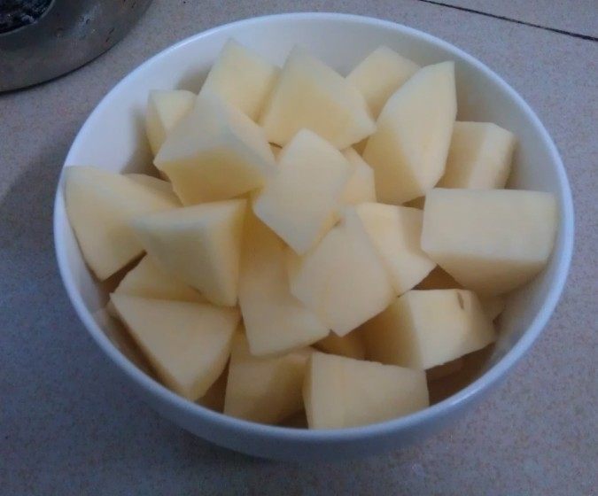土豆焖鸡块步骤1