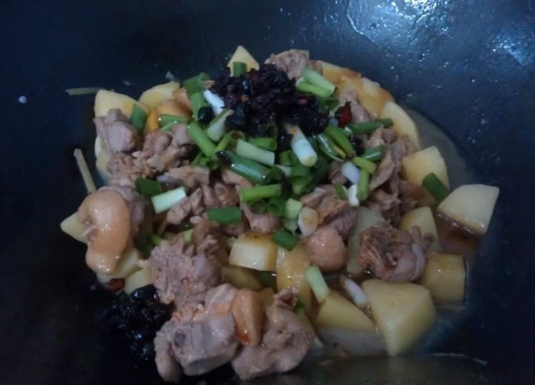 土豆焖鸡块步骤7