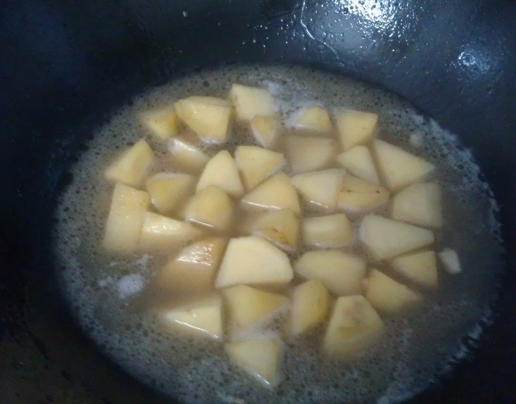土豆焖鸡块步骤6