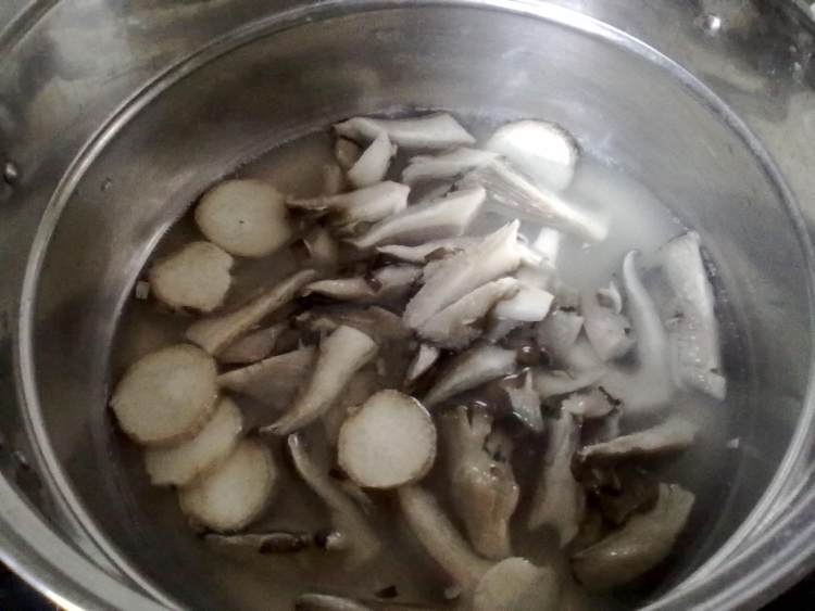 蘑菇鸡肉意面步骤6
