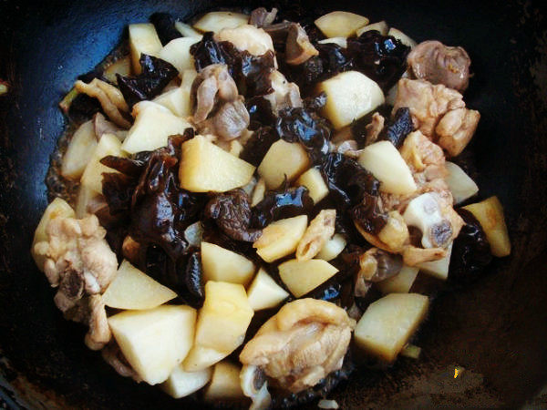 家常菜鸡肉炖土豆步骤5