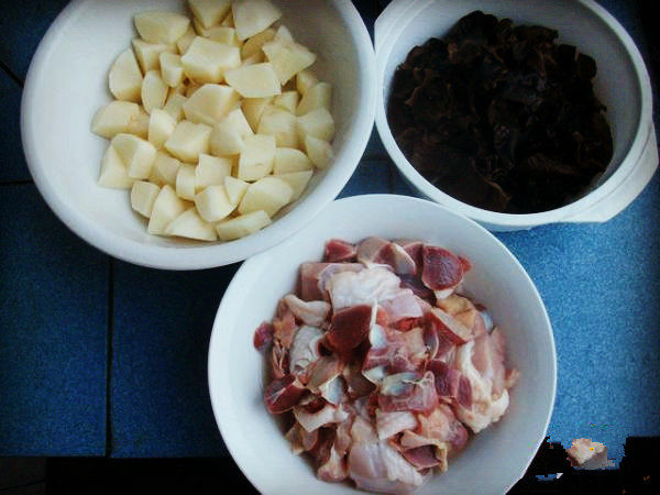 家常菜鸡肉炖土豆步骤2