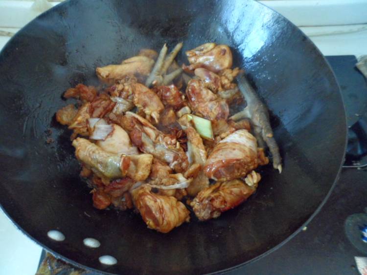 小鸡炖梅豆步骤7