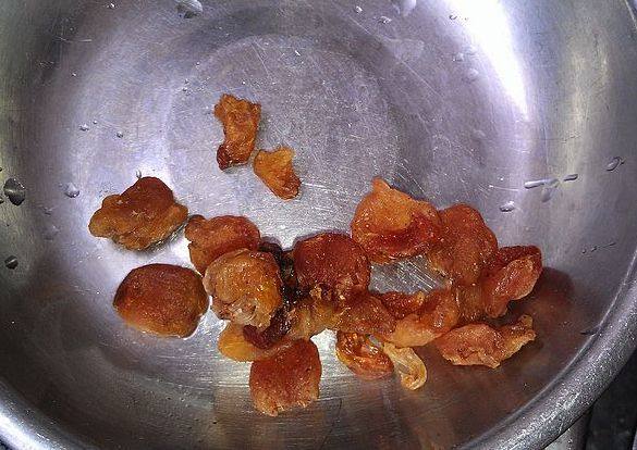 鸡肉瘦肉桂圆肉煲花胶步骤5