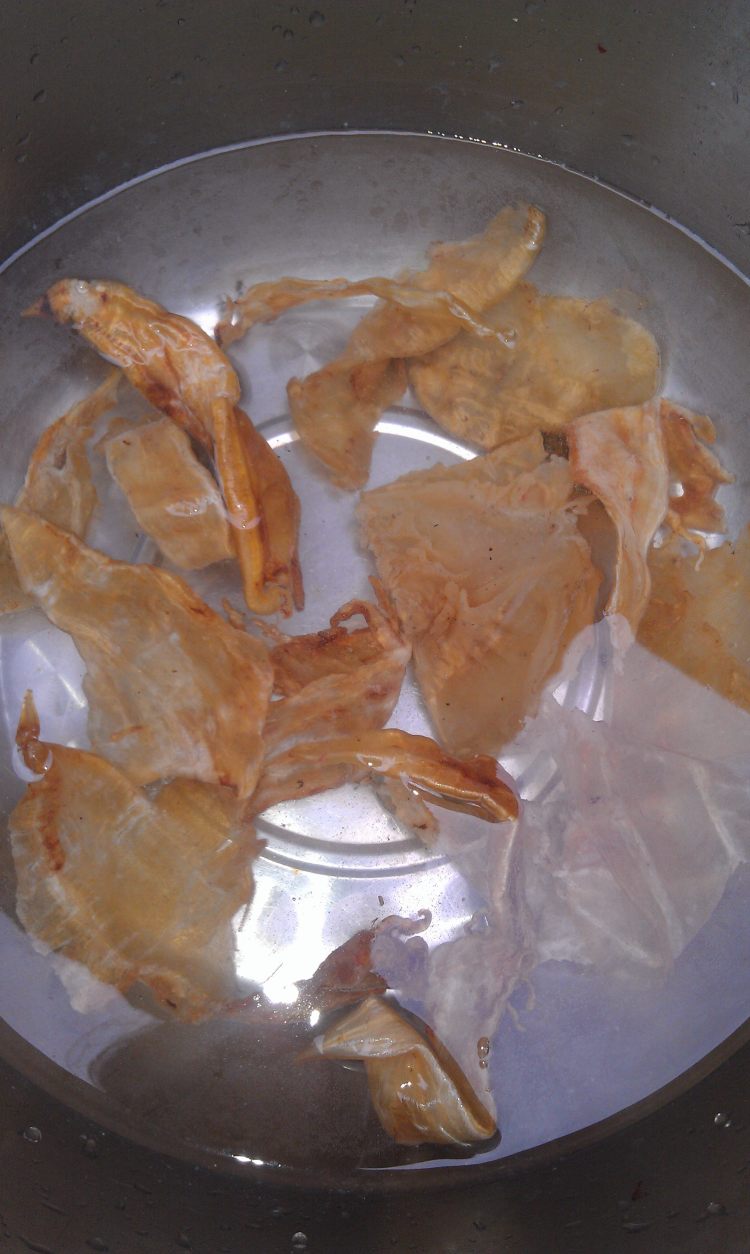 鸡肉瘦肉桂圆肉煲花胶步骤4