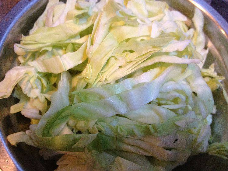 鸡肉炒包心菜步骤2