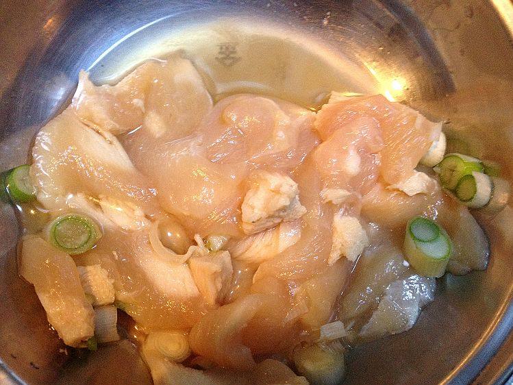 鸡肉炒包心菜步骤1