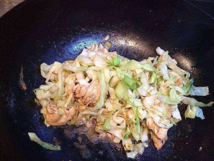 鸡肉炒包心菜步骤8