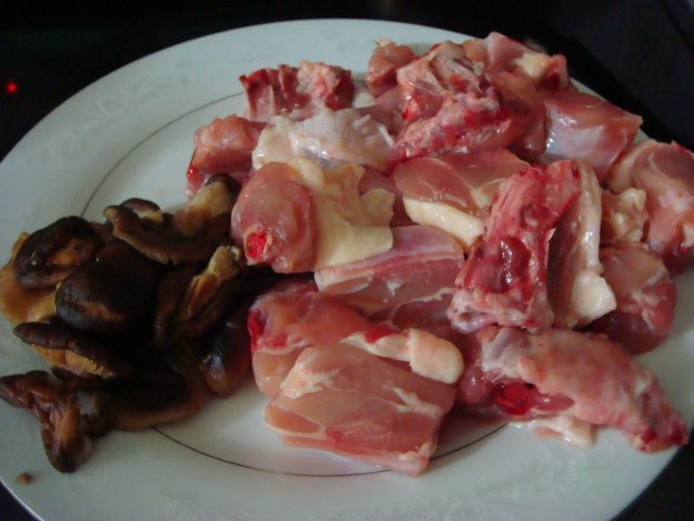 蚝油豆角焖鸡肉步骤1