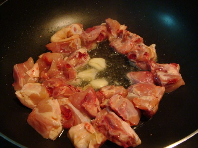蚝油豆角焖鸡肉步骤2