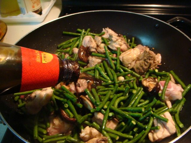 蚝油豆角焖鸡肉步骤5