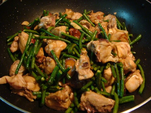 蚝油豆角焖鸡肉步骤7
