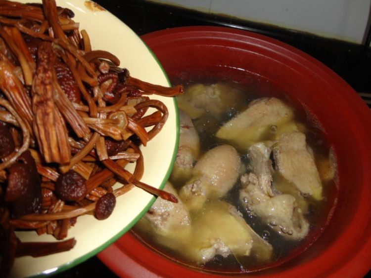 茶树菇炖鸡汤步骤5
