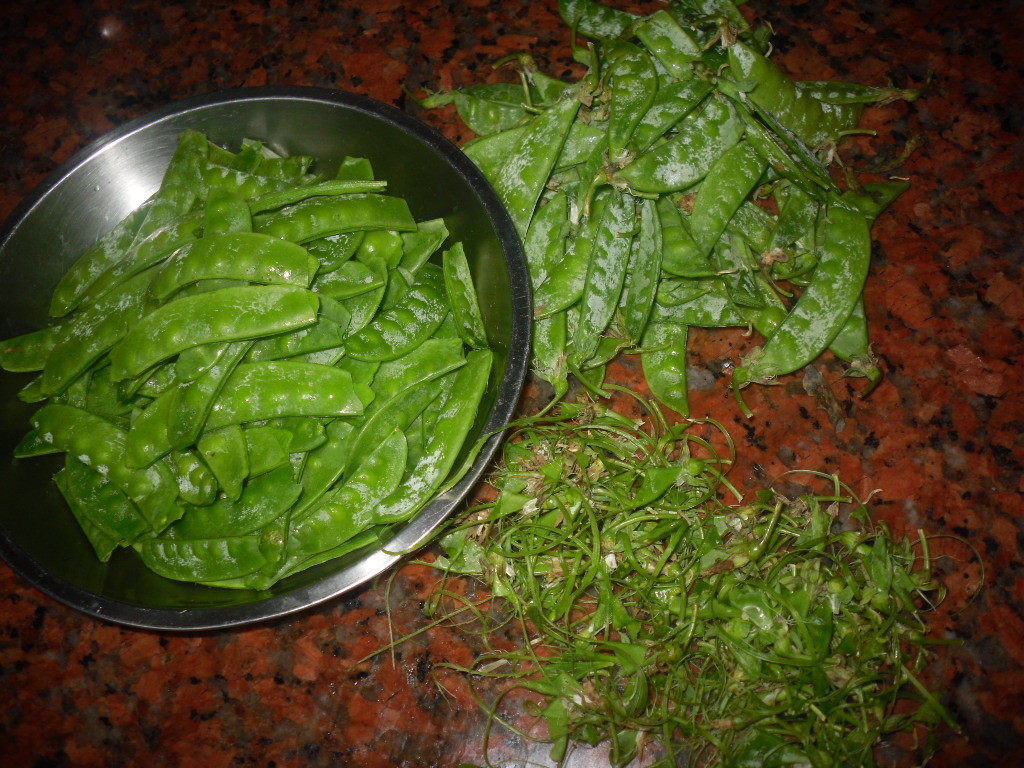 鸡肉炒荷兰豆步骤1