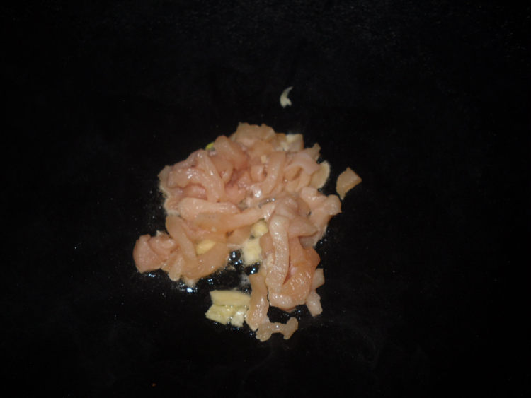 鸡肉炒荷兰豆步骤4