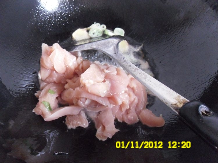 芹菜炒鸡肉步骤3