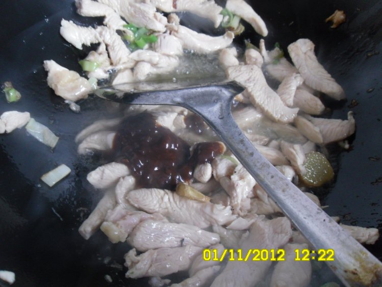 芹菜炒鸡肉步骤4
