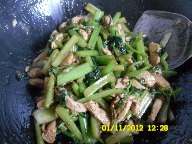 芹菜炒鸡肉步骤7