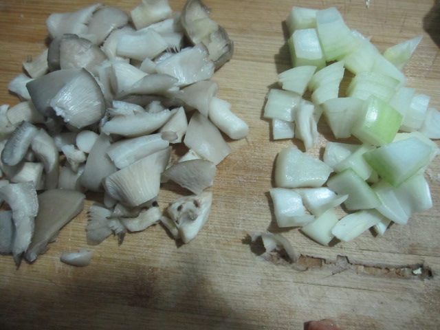 土豆鸡肉蘑菇焖小碴子步骤3