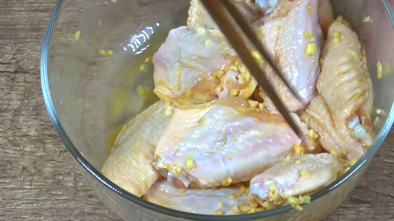 拌饭酱蒸鸡翅步骤2