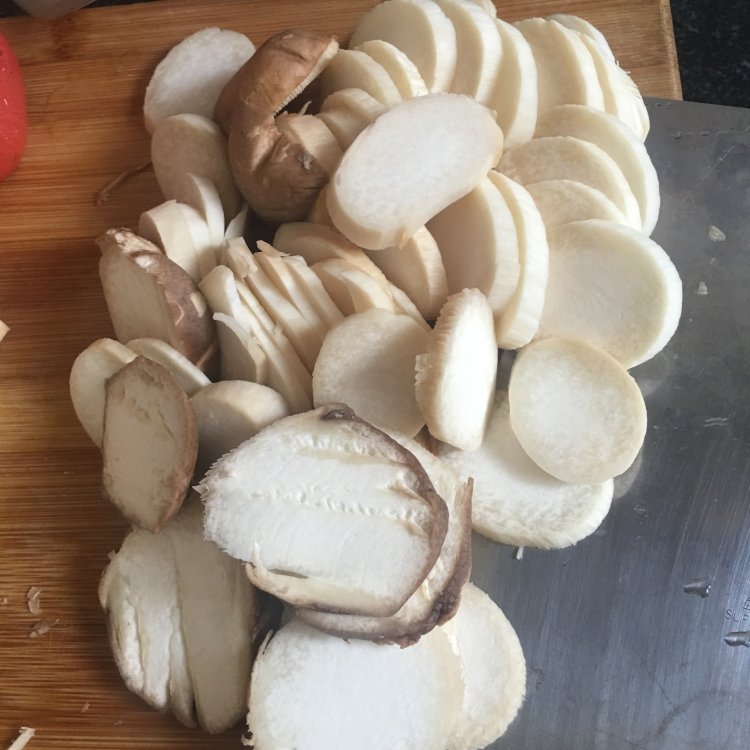菌菇花雕鸡翅步骤3
